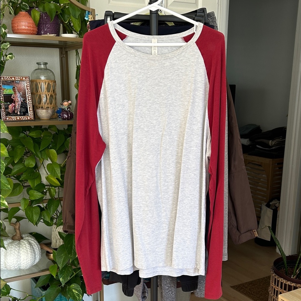 Lululemon Men’s Long Sleeve. Size XXL. PTP 26”. Excellent Condition.